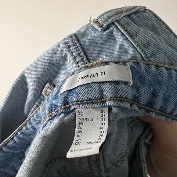 Forever 21 Women’s Light Washed Denim Shorts - Picture 2 of 3